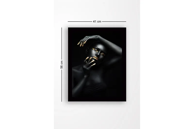 Inramad Canvastavla i trä - 41x56 cm - Porträtt av en kvinna med svart kroppsmålning och guldiga detaljer - Svart / Guld - Inredning & dekor - Tavlor & konst