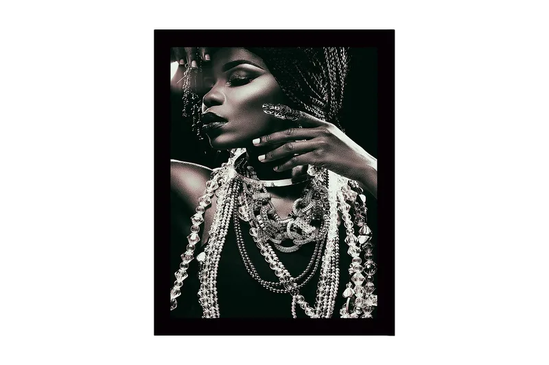 Inramad Canvastavla i trä - 41x56 cm - Porträtt av en kvinna med smycken och flätat hår, Svart / Vit / Grå