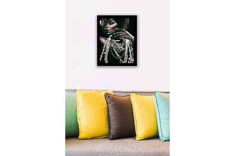 Inramad Canvastavla i trä - 41x56 cm - Porträtt av en kvinna med smycken och flätat hår - Svart / Vit / Grå - Inredning & dekor - Tavlor & konst