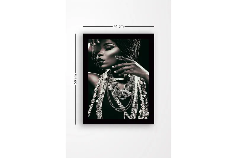 Inramad Canvastavla i trä - 41x56 cm - Porträtt av en kvinna med smycken och flätat hår - Svart / Vit / Grå - Inredning & dekor - Tavlor & konst
