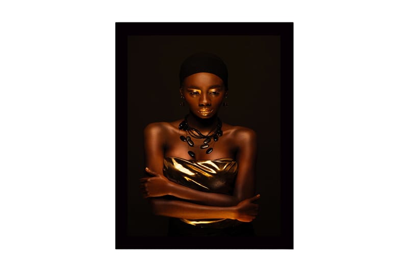 Inramad Canvastavla i trä - 41x56 cm - Porträtt av en kvinna med guldiga detaljer och en elegant pose, Guld / Mörkbrun / Svart