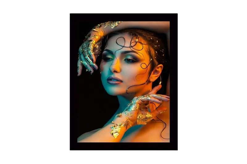 Inramad Canvastavla i tr ä - 41x56 cm - Porträtt av en kvinna med guldiga detaljer och färgglad belysning, Guld / Turkos / Orange