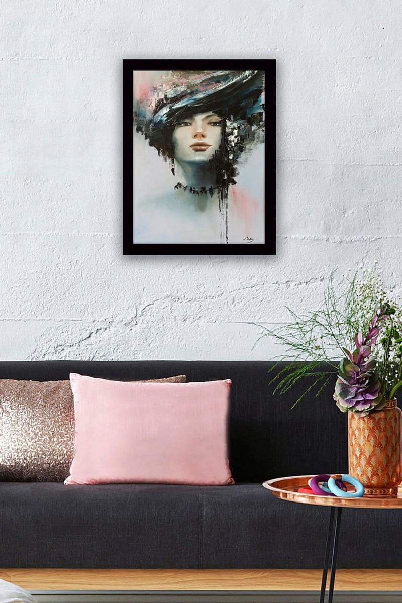 Inramad Canvastavla i trä - 41x56 cm - Porträtt av en kvinna med en dramatisk frisyr - Svart / Hudton / Ljusblå - Inredning & dekor - Tavlor & konst