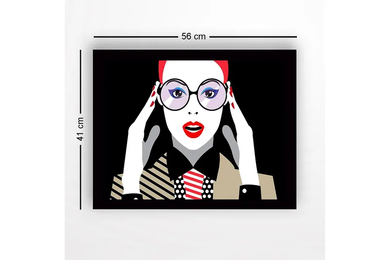 Inramad Canvastavla i trä - 41x56 cm - Porträtt av en kvinna med stora glasögon och röd läppstift - Röd / Svart / Vit - Inredning & dekor - Tavlor & konst