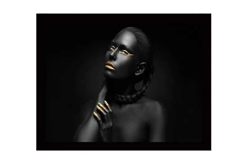 Inramad Canvastavla i trä - 41x56 cm - Porträtt av en kvinna med svart hud och guldiga detaljer, Svart / Guld
