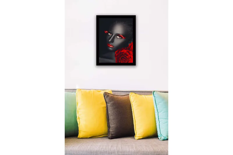 Inramad Canvastavla i trä - 41x56 cm - Porträtt av kvinna med svart hud och röda detaljer - Röd / Svart - Inredning & dekor - Tavlor & konst