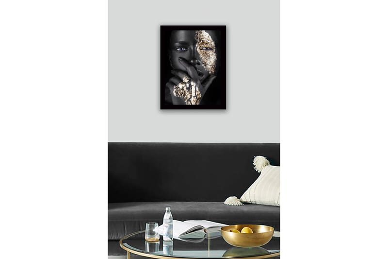 Inramad Canvastavla i trä - 41x56 cm - Porträtt av en person med guldiga detaljer på ansiktet och handen - Svart / Guld - Inredning & dekor - Tavlor & konst