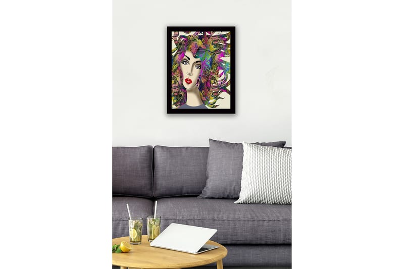 Inramad Canvastavla i trä - 41x56 cm - Porträtt av en kvinna med färgstarka, svallande hårstrån - Lila / Grön / Rosa - Inredning & dekor - Tavlor & konst