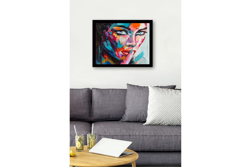 Inramad Canvastavla i trä - 41x56 cm - Porträtt av en kvinna med en mystisk gest - Blå / Röd / Rosa - Inredning & dekor - Tavlor & konst