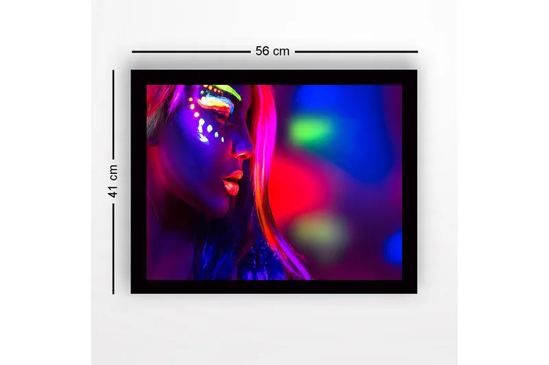 Inramad Canvastavla i trä - 41x56 cm - Porträtt av en kvinna med neonfärgad sminkning och ljusa färger - Lila / Rosa / Grön - Inredning & dekor - Tavlor & konst