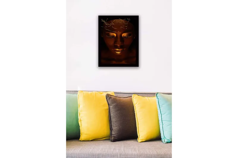 Inramad Canvastavla i trä - 41x56 cm - Porträtt av en kvinna med gyllene detaljer och en mystisk uttryck - Mörkbrun / Guld - Inredning & dekor - Tavlor & konst