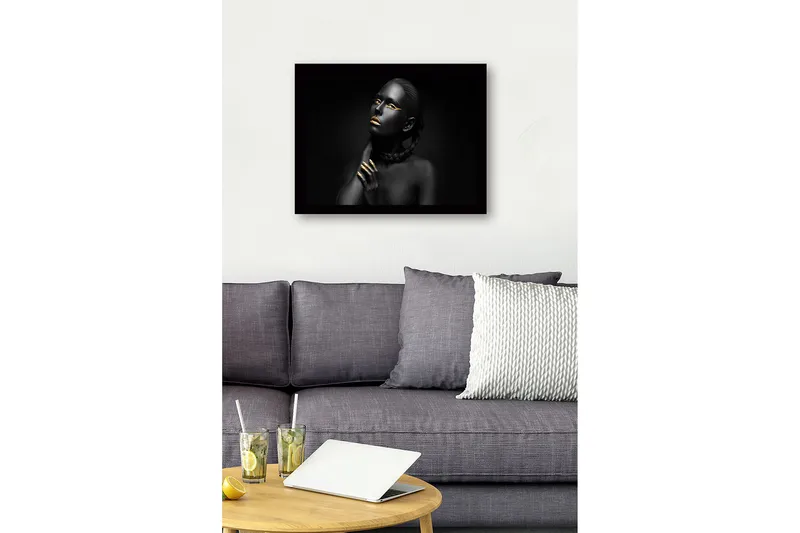 Inramad Canvastavla i trä - 41x56 cm - Porträtt av en kvinna med svart hud och guldiga detaljer - Svart / Guld - Inredning & dekor - Tavlor & konst