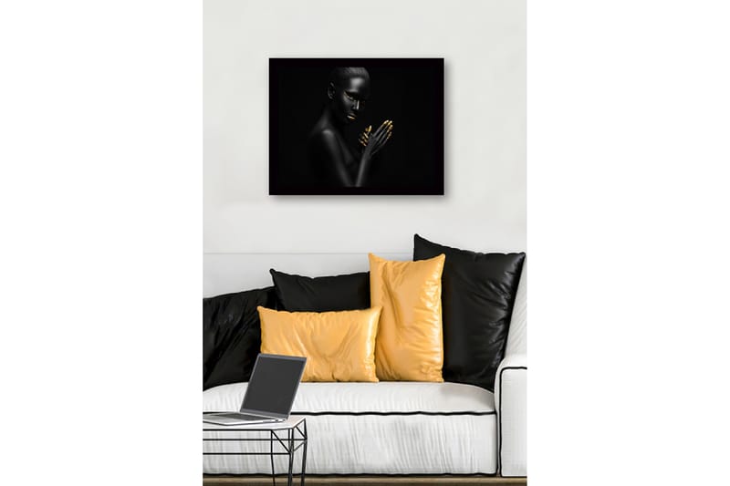 Inramad Canvastavla i trä - 41x56 cm - Porträtt av en kvinna med svart hud och guldiga detaljer - Svart / Guld - Inredning & dekor - Tavlor & konst