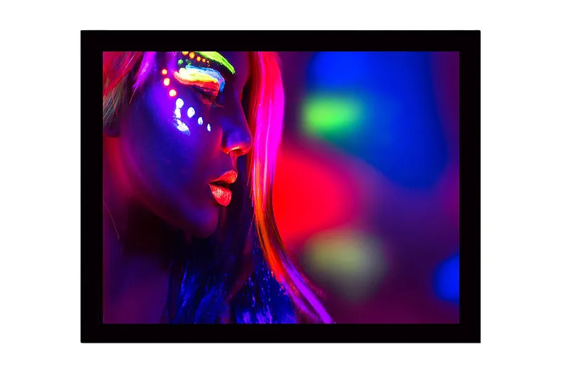 Inramad Canvastavla i trä - 41x56 cm - Porträtt av en kvinna med neonfärgad sminkning och ljusa färger - Lila / Rosa / Grön - Inredning & dekor - Tavlor & konst