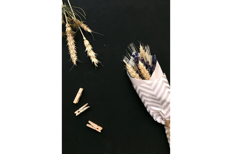 Poster Flowers on table 21x30 cm, Svart/Beige