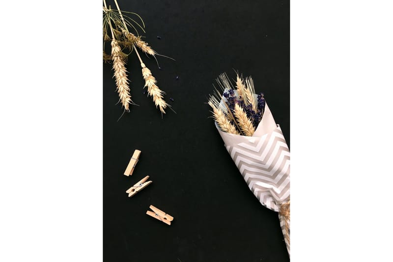 Poster Flowers on table 50x70 cm - Svart/Beige - Inredning & dekor - Tavlor & konst - Poster & print