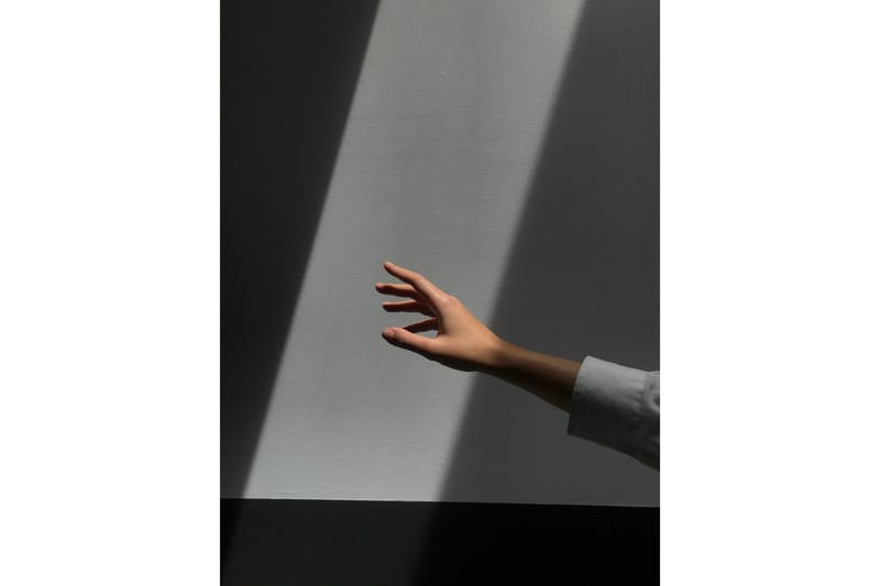 Poster Reaching Hand 21x30 cm, Grå