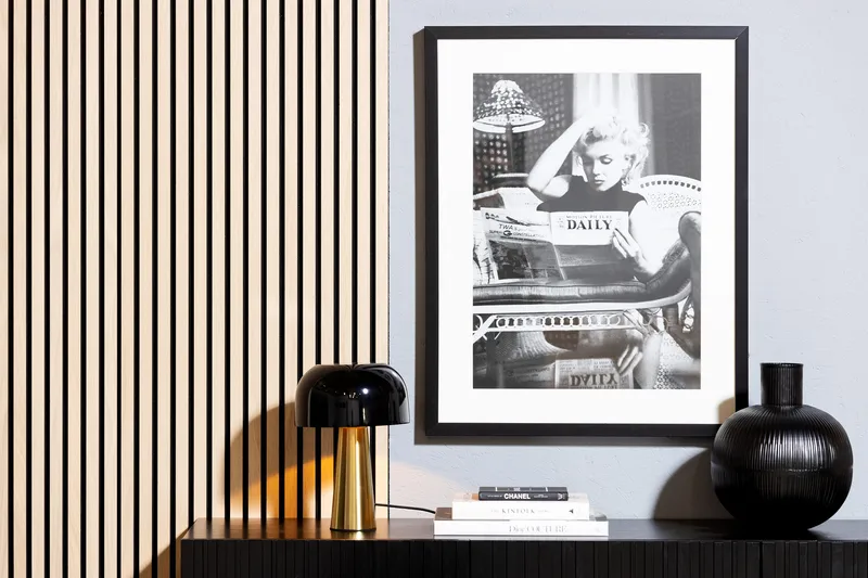 Villa Tavla Marilyn Dailey News - Svart/Vit/Glas/Trä - Inredning & dekor - Tavlor & konst - Poster & print
