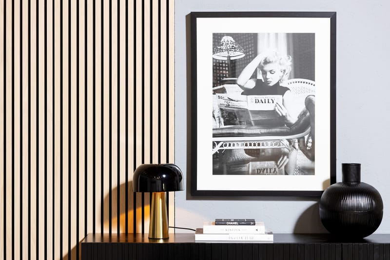 Villa Tavla Marilyn Dailey News - Svart/Vit/Glas/Trä - Inredning & dekor - Tavlor & konst - Poster & print