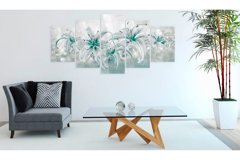 Tavla På Akryl Sapphire Lilies 100X50 Blå|Vit - Artgeist sp. z o. o. - Inredning & dekor - Tavlor & konst