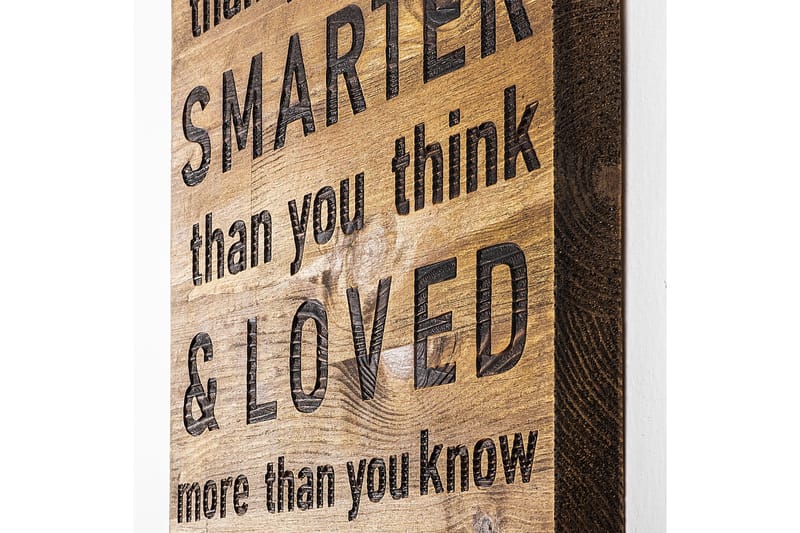 Braver Stronger Smarter Loved Väggdekor - Svart/Valnöt - Inredning & dekor - Väggdekor - Skyltar - Plåtskylt