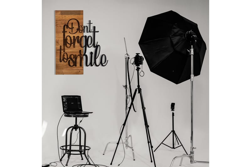 Don't Forget To Smile Väggdekor - Svart/Valnöt - Inredning & dekor - Väggdekor - Skyltar - Plåtskylt