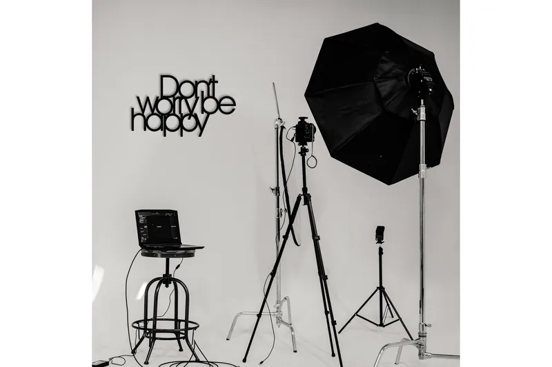 Don't Worry Be Happy Väggdekor - Svart - Inredning & dekor - Väggdekor - Skyltar - Plåtskylt