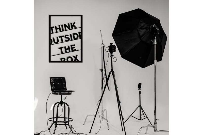Think Outside The Box 50 cm Väggdekor - Svart - Inredning & dekor - Väggdekor - Skyltar - Plåtskylt