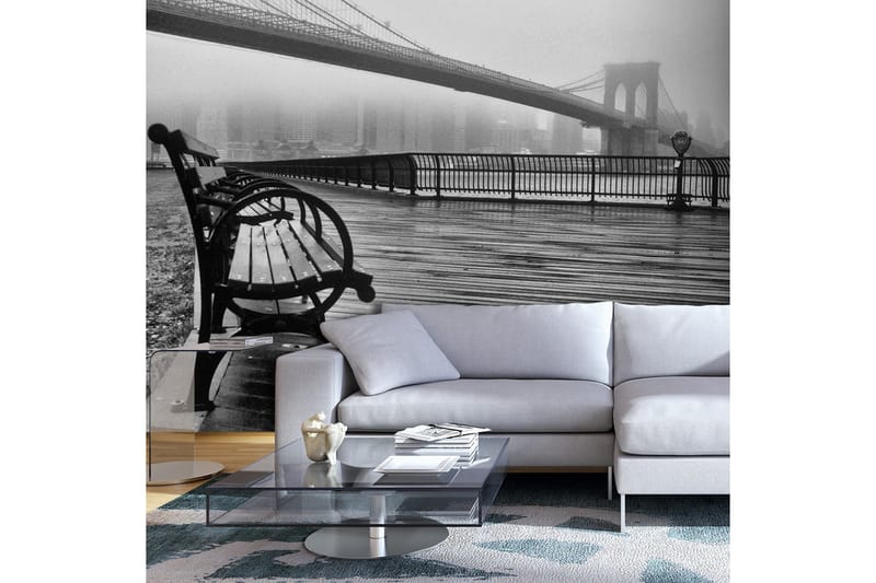 FOTOTAPET A Foggy Day On The Brooklyn Bridge 200x140 - Artgeist sp. z o. o. - Inredning & dekor - Väggdekor - Tapeter & tapettillbehör - Fototapeter