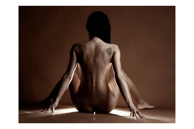 FOTOTAPET Kvinna Med Tatuering 350x270 - Artgeist sp. z o. o. - Inredning & dekor - Väggdekor - Tapeter & tapettillbehör - Fototapeter