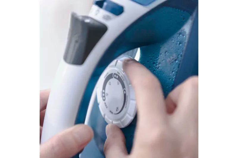 Ångstrykjärn Black+Decker 2200W Blå - Blå||Svart - Kök & hushåll - Städ & klädvård - Klädvård - Ångstrykjärn & ångstation