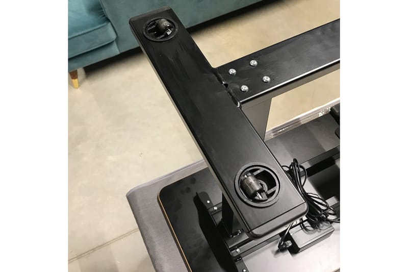 Ergo Justerbart Skrivbord i Metall med Träskiva - Svart - Möbler - Bord