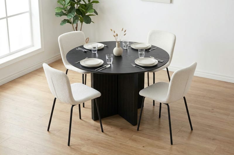 Edda Matgrupp runt 110 cm Svart med 4 Katy Matstolar - Svart - Möbler - Matplats - Matgrupp & matbord med stolar