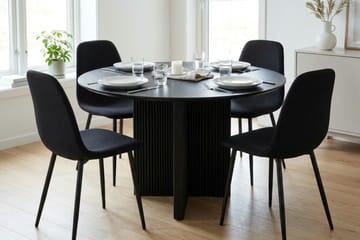 Edda Matgrupp runt 110 cm Svart med 4 Nibe Matstolar - Svartlaserad ek - Möbler - Matplats - Matgrupp & matbord med stolar