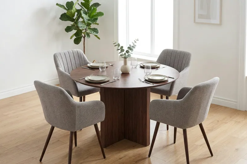 Edda Matgrupp runt 110 cm Valnöt med 4 Filippa Matstolar - Valnöt - Möbler - Matplats - Matgrupp & matbord med stolar