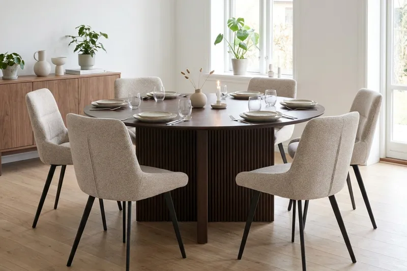 Edda Matgrupp runt 150 cm Rökt Ek med 6 Mora Matstolar - Rökt ek - Möbler - Matplats - Matgrupp & matbord med stolar