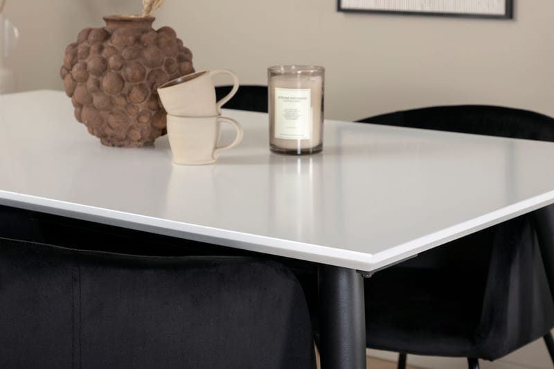 Jimmy Förlängningsbart Matbord 150 cm med 4 Berit Karmstol med Armstöd - Möbler - Matplats - Matgrupp & matbord med stolar