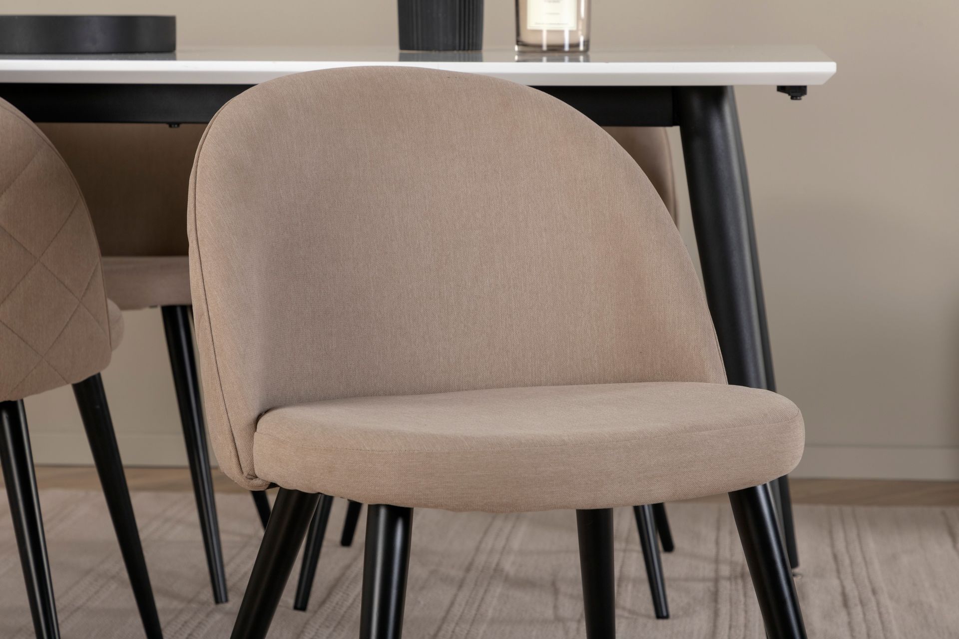 Jimmy Matgrupp 150 cm Rektangulär med 4 Velvet stolar - Beige - Möbler - Matplats - Matgrupp & matbord med stolar