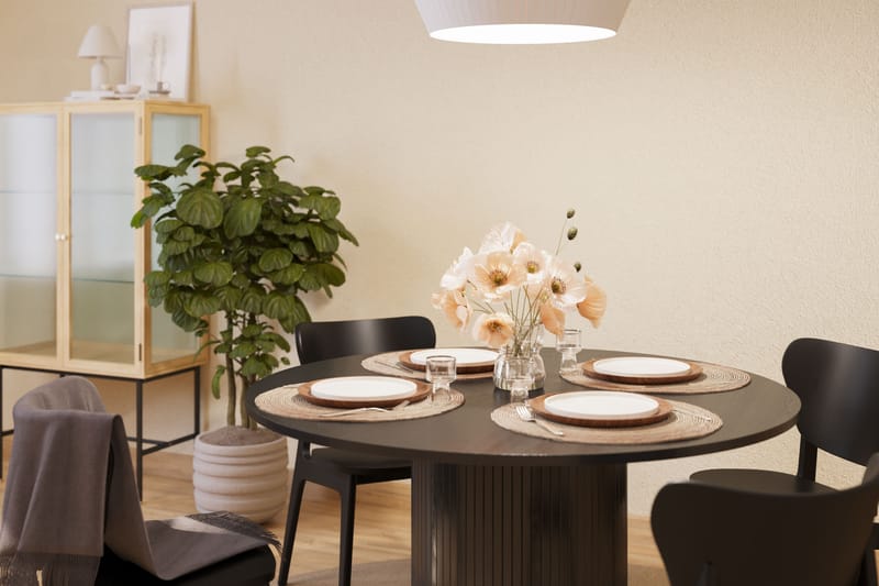 Kopparbo Matbord Runt 130 cm Svart med 4 st HULSIG Matstol Svart - Möbler - Matplats - Matgrupp & matbord med stolar