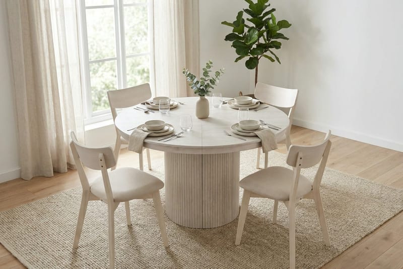 Kopparbo Matgrupp Förlängningsbart runt 120-220 cm Vitlaserad med 4 Amelia Matstolar med Dyna - Vitlaserad/Beige - Möbler - Matplats - Matgrupp & matbord med stolar