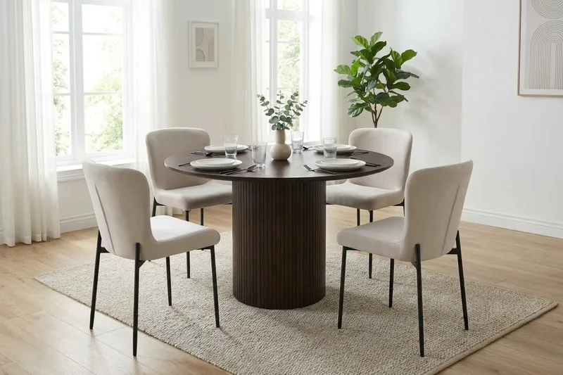Kopparbo Matgrupp runt 110 cm Rökt Ek med 4 Elsie Matstolar - Rökt ek/Beige - Möbler - Matplats - Matgrupp & matbord med stolar
