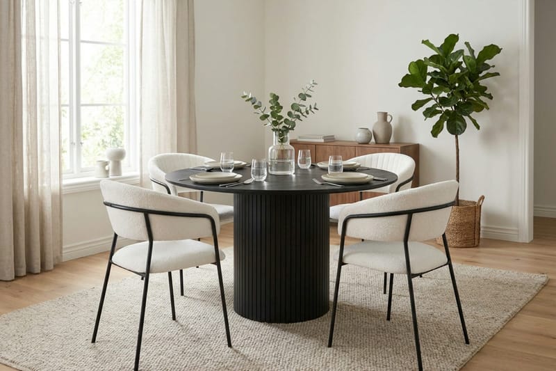 Kopparbo Matgrupp runt 110 cm Svart med 4 Karol Matstolar - Svart - Möbler - Matplats - Matgrupp & matbord med stolar