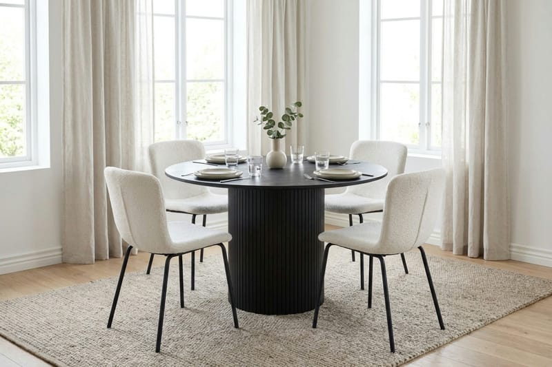 Kopparbo Matgrupp runt 110 cm Svart med 4 Katy Matstolar - Svart - Möbler - Matplats - Matgrupp & matbord med stolar