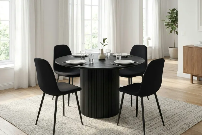 Kopparbo Matgrupp runt 110 cm Svart med 4 Nibe Matstolar - Svart - Möbler - Matplats - Matgrupp & matbord med stolar