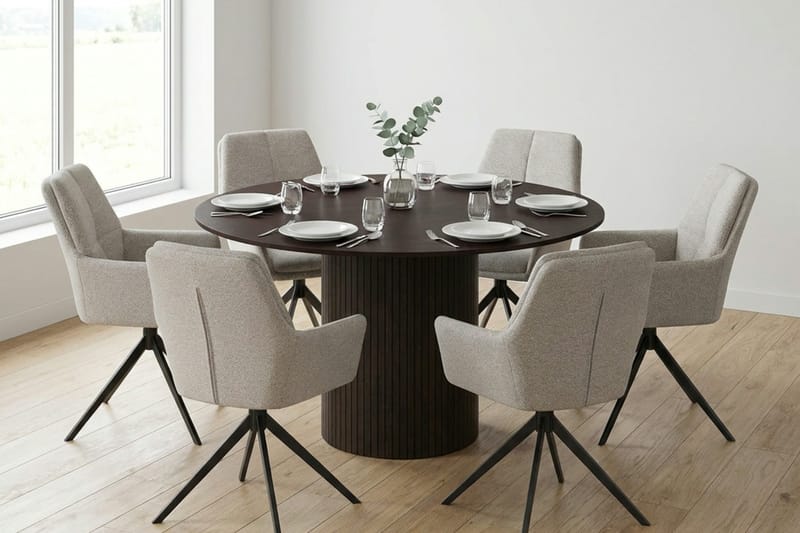 Kopparbo Matgrupp runt 130 cm Rökt Ek med 6 Torsby Matstolar - Rökt ek - Möbler - Matplats - Matgrupp & matbord med stolar