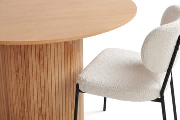 Kopparbo Rund Matgrupp 110 cm – Matbord i Trä med Ekutseende och 4 Klädda Gemmiano Matstolar - Brun|Vit - Möbler - Matplats - Matgrupp & matbord med stolar