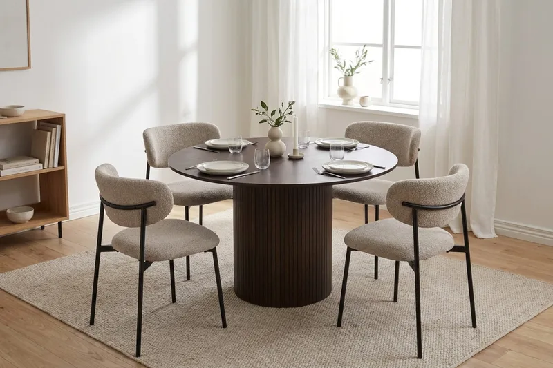 Kopparbo Rund Matgrupp 110 cm – Matbord med 4 Lucy Matstolar i Trä med Rökt Ek-utseende - Mörkbrun - Möbler - Matplats - Matgrupp & matbord med stolar