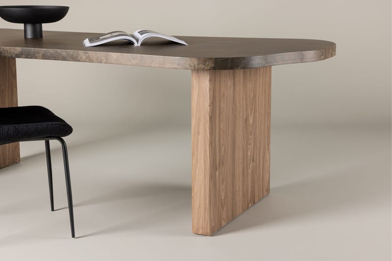 Eleonora Stort Asymmetriskt Matbord 230 cm i Trä med Valnöts- och Marmorutseende - Brun - Möbler - Matplats - Matbord & köksbord