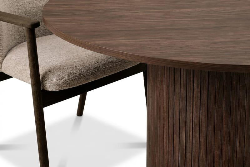 Matgrupp Bark Kopparbo Runt Matbord 120 cm Mörkbrunt med 4 Reciclar Matstolar Valnöt|Greige - Möbler - Matplats - Matgrupp & matbord med stolar