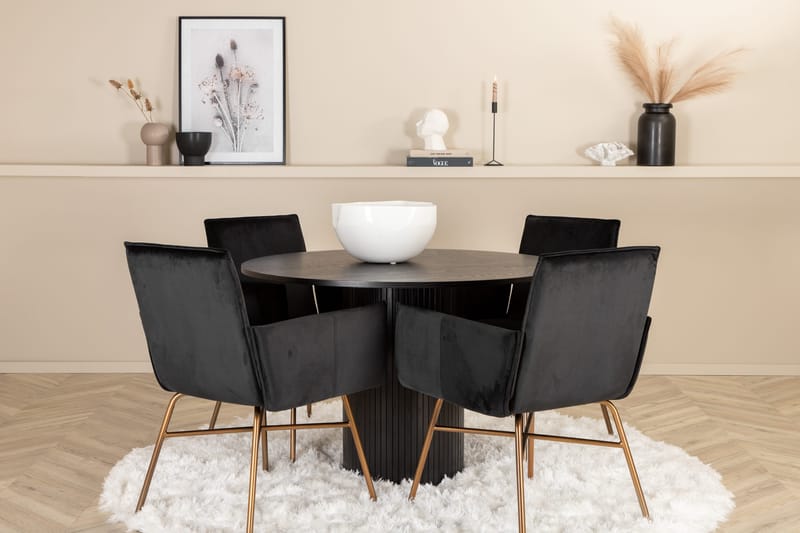 Bianca runt matbord med 4st Pippi matstol